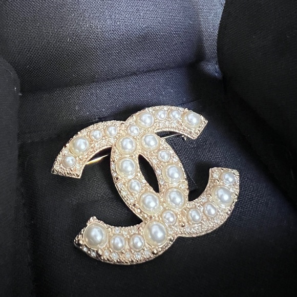 🩷SOLD🩷Authentic Chanel pearls brooch - Picture 1 of 2
